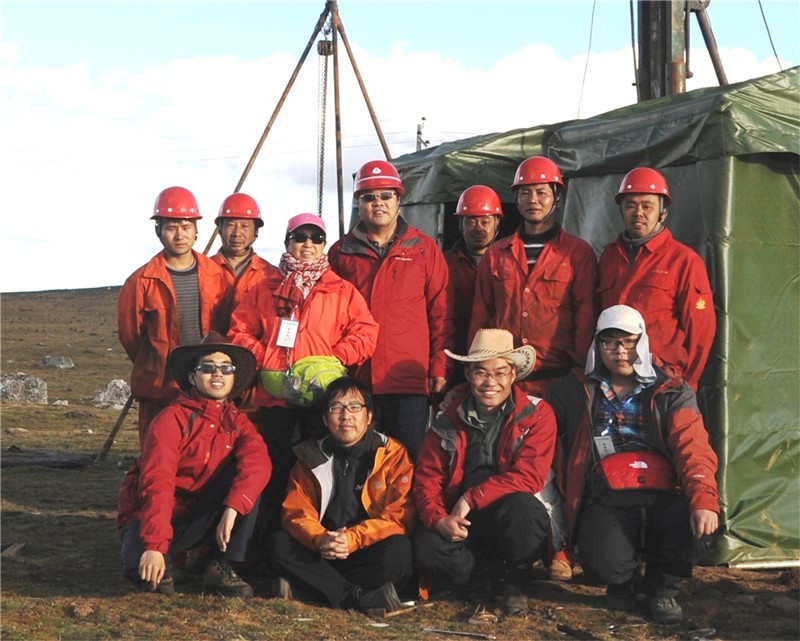 1570623368420775.jpg 2015.9.27-赵院在海拔4600米的甲基卡四川三稀资源综合研究与重点评价和甲基卡海子北锂矿普查项目组检查工作-摄影唐屹。5.JPG