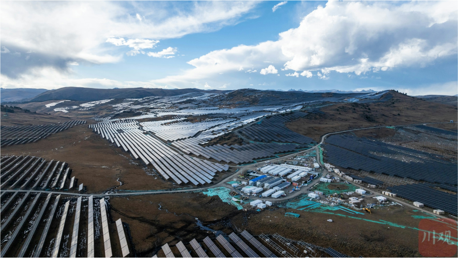 正在建设中的华能四川能源开发有限公司道孚县亚日“1+N”项目Ⅰ标500MW光伏电站